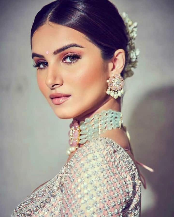कॉन्टोरिंग से करें फीचर्स को हाईलाइट- सुतारिया अपने चीकबोंस पर उनके नीचे  की तरफ कॉन्टोर करती हैं. इसे इमल्सीफाई करने के लिए तारा एक सेटिंग स्प्रे का इस्तेमाल करती हैं और जब ब्लश की बात आती है, तो तारा के पास आपके लिए एक आसान टिप होती है. अपने गालों पर पिंक या लाल रंग की लिपस्टिक का उपयोग कर सकती हैं.