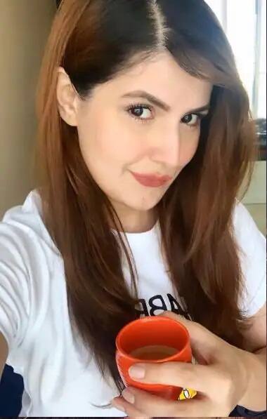 ਜ਼ਰੀਨ ਖਾਨ ਨੇ ਕਿਹਾ ਕਿ ਉਨ੍ਹਾਂ ਨੂੰ ਪਹਿਲਾਂ ਹੀ ਪਤਾ ਲੱਗ ਗਿਆ ਸੀ ਕਿ 'ਅਕਸਰ 2' ਦਾ ਕੁਝ ਹੋਣ ਵਾਲਾ ਨਹੀਂ ਹੈ। ਕਿਉਂਕਿ ਇਸਦੀ ਸ਼ੂਟਿੰਗ ਹੀ ਇਸ ਤਰ੍ਹਾਂ ਹੋ ਰਹੀ ਸੀ। ਮੈਂ ਤਾਂ ਇਸ ਪ੍ਰੋਜੈਕਟ ਤੋਂ ਬਾਹਕ ਤਕ ਨਿੱਕਲਣ ਲਈ ਕਿਹਾ ਸੀ।