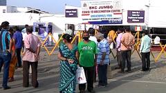 BKC केंद्राबाहेर लसीकरणासाठी लोकांची गर्दी, लसींचा पुरवठा नसल्याने लसीकरण केंद्र बंद!