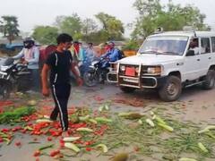 बिहारः नाराज दुकानदार ने सड़क पर फेंक दी सब्जी, बोला- मोदी भाषण देंगे और हमलोग खाए बिना मर जाएं