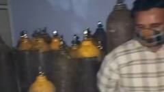 Ghaziabad में ऑक्सीजन की कालाबाजारी, पुलिस ने 2 लोगों को किया गिरफ्तार | Oxygen Crisis