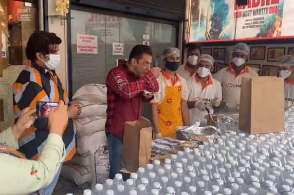 Coronavirus: Bollywood actor Salman khan help frontline workers with breakfast ann जब सलमान खान ने फ्रंटलाइन वर्करों को दिये जाने वाले नाश्ते को खुद चखा, तैयारियों का लिया जायजा