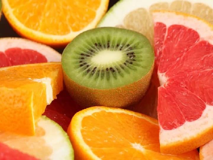 Coronavirus fruits that have more vitamin c than orange and lemon boost your immunity रोगप्रतिकारक शक्ती वाढवण्यासाठी व्हिटॅमिन C ने परिपूर्ण 'या' फळांचं सेवन जरुर करा