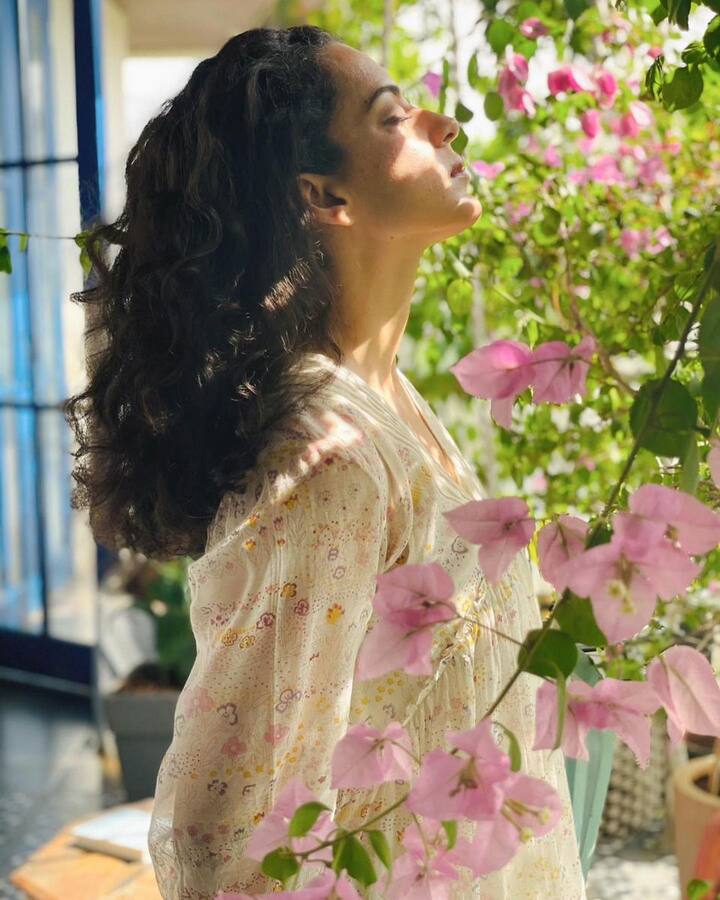 Kangana kept her hair open to complete her easy breezy look perfect for a lazy Sunday. In one of the pictures, the ‘Thalaivi’ actress can be seen soaking in the sun. (Image courtesy - @kanganaranaut/Instagram)