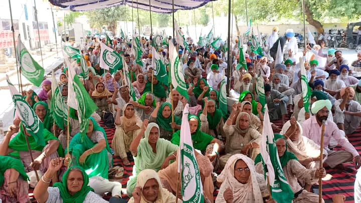 ਹਰ ਤਰ੍ਹਾਂ ਦੇ ਕਾਰੋਬਾਰ ਬੰਦ ਰੱਖੇ ਗਏ। ਪਰ ਖੇਤੀ ਕਾਨੂੰਨਾਂ ਵਿਰੁੱਧ ਕਿਸਾਨਾਂ ਦੇ ਚੱਲ ਰਹੇ ਪੱਕੇ ਮੋਰਚੇ ਲੌਕਡਾਊਨ ਦਰਮਿਆਨ ਵੀ ਜਾਰੀ ਰਹੇ। ਬਰਨਾਲਾ ਦੇ ਰੇਲਵੇ ਸਟੇਸ਼ਨ ਦੀ ਪਾਰਕਿੰਗ ਵਿੱਚ ਕਰੀਬ ਸੱਤ ਦਿਨਾਂ ਤੋਂ ਚੱਲ ਰਹੇ ਪੱਕੇ ਮੋਰਚੇ ਵਿੱਚ ਅੱਜ ਲੌਕਡਾਊਨ ਦੇ ਬਾਵਜੂਦ ਵੱਡੀ ਗਿਣਤੀ ’ਚ ਕਿਸਾਨ ਸ਼ਾਮਲ ਹੋਏ।