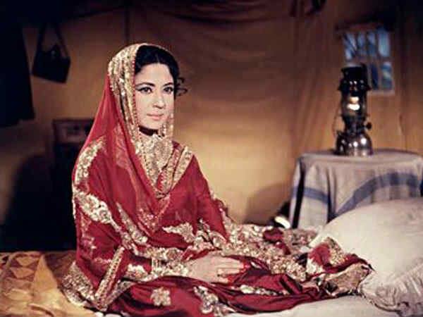 Bollywood actress meena kumari Life last shot ये था Meena Kumari की जिंदगी का आखिरी शॉट, अस्पताल के बेड पर दुल्हन बनकर निभाया था