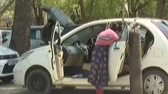 ગાંધીનગર: સિવિલ હોસ્પિટલમાં બેડ ન મળતા પાર્કિગમાં જ દર્દીને ઓક્સિજનની બોટલ ચઢાવી સારવાર અપાઈ