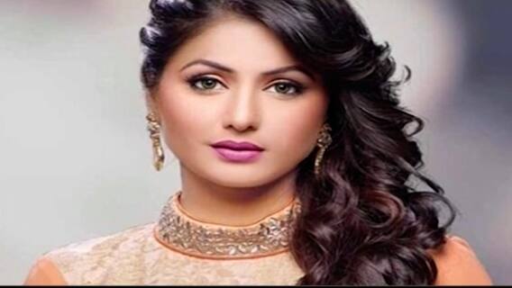 Hina Khan breaks silence over father's demise