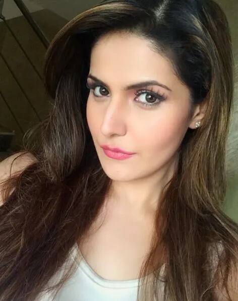 ਅਜੇ ਮੁੰਬਈ 'ਚ ਲੌਕਡਾਊਨ ਲਾਗੂ ਕੀਤਾ ਗਿਆ ਹੈ ਤਾਂ ਜ਼ਰੀਨ ਵੀ ਅਜੇ ਘਰ 'ਚ ਕੁਆਲਿਟੀ ਟਾਇਮ ਸਪੈਂਡ ਕਰ ਰਹੀ ਹੈ। ਜ਼ਰੀਨ ਨੇ ਕਈ ਪੰਜਾਬੀ ਫ਼ਿਲਮਾਂ 'ਚ ਵੀ ਕੰਮ ਕੀਤਾ ਹੈ।