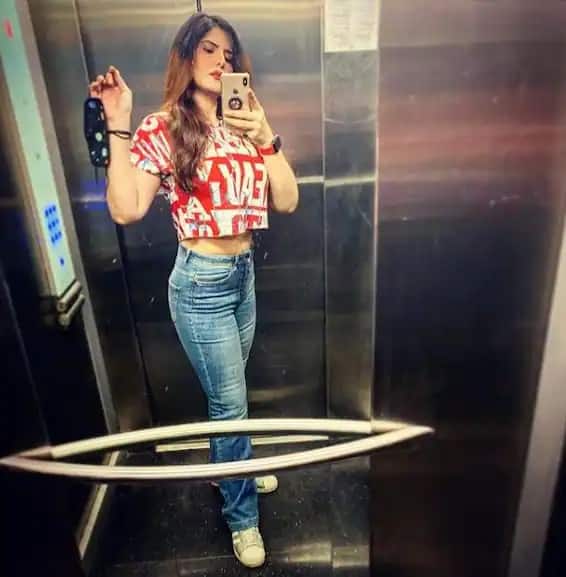 ਫ਼ਿਲਮ ਹੇਟ ਸਟੋਰੀ ਤੇ ਅਕਸਰ ਜਿਹੀਆਂ ਫ਼ਿਲਮਾਂ 'ਚ ਕੰਮ ਕਰ ਚੁੱਕੀ ਜ਼ਰੀਨ ਖਾਨ ਇੰਸਟਾਗ੍ਰਾਮ 'ਤੇ ਕਾਫੀ ਐਕਟਿਵ ਰਹਿੰਦੀ ਹੈ। ਉਹ ਕਈ ਮੁੱਦਿਆਂ 'ਤੇ ਬੇਬਾਕੀ ਨਾਲ ਆਪਣੀ ਰਾਏ ਰੱਖਦੀਆਂ ਹਨ। ਹਾਲ ਹੀ 'ਚ ਇਕ ਇੰਟਰਵਿਊ ਚ ਦੱਸਿਆ ਹੈ ਕਿ ਉਹ ਅਕਸਰ ਦੋ ਨੂੰ ਲੈ ਕੇ ਬਿਲਕੁਲ ਵੀ ਖੁਸ਼ ਨਹੀਂ ਸੀ।