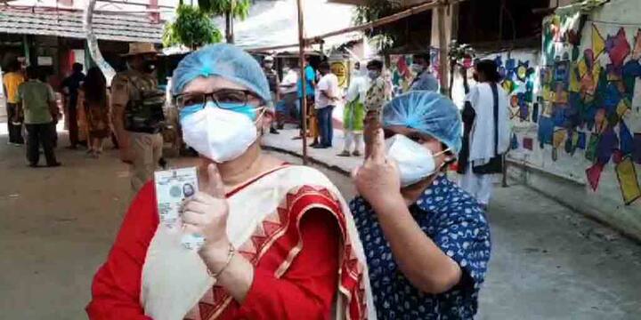 অসুস্থতার কারণে প্রথমবার ভোট দিতে পারলেন না প্রাক্তন মুখ্যমন্ত্রী বুদ্ধদেব ভট্টাচার্য। পাম অ্যাভিনিউয়ের পাঠভবন স্কুলে ভোট দিলেন বুদ্ধদেব ভট্টাচার্যর স্ত্রী মীরা ভট্টাচার্য ও মেয়ে সুচেতনা ভট্টাচার্য। এতদিন একসঙ্গে ভোট দিতাম, এবার মন খারাপ। জানালেন প্রাক্তন মুখ্যমন্ত্রীর স্ত্রী।