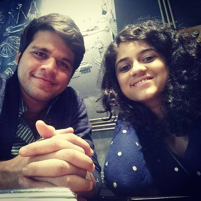 सिनेसृष्टीतील त्यांच्या काही जवळच्या मित्र-मैत्रिणींनी त्यांच्या लग्नाचे फोटो शेअर करत त्यांना शुभेच्छा दिल्या आहेत.