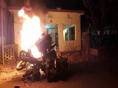 बिहार: कार्रवाई नहीं होने से नाराज लोगों ने थाने का किया घेराव, जमकर की रोड़ेबाजी, वाहनों में लगाई आग