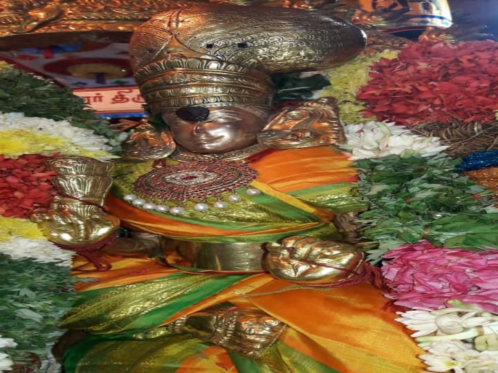 அன்னை மீனாட்சி உலா செல்லும் முன் அலங்கார காட்சியில்