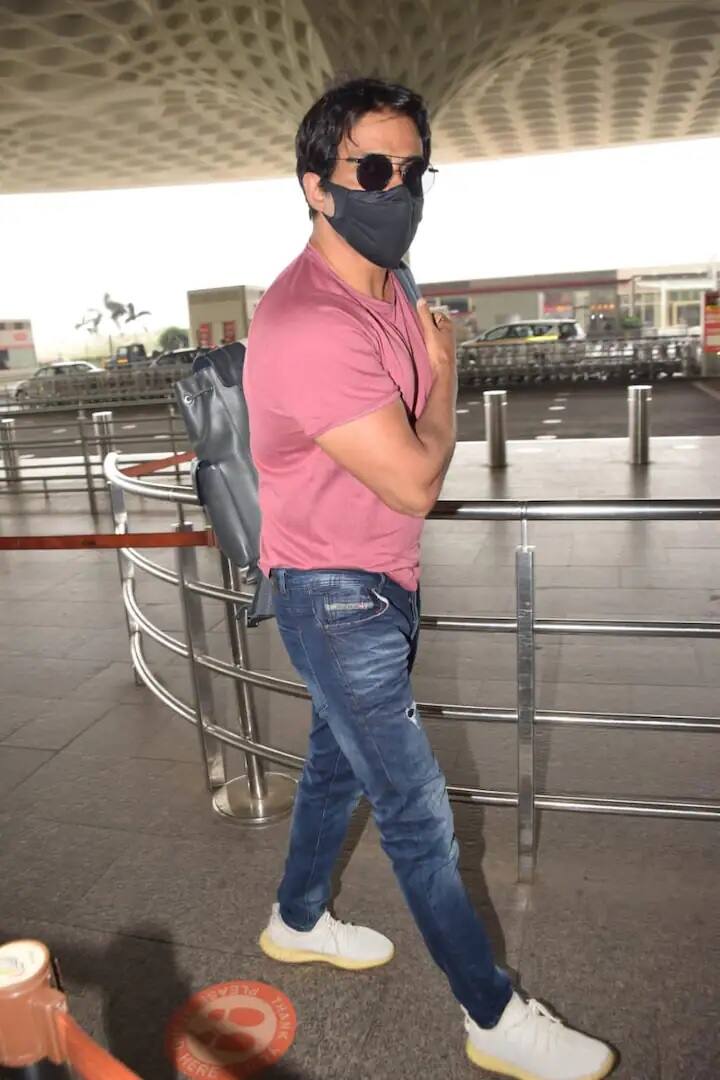 সাধারণ নীল ডেনিম ও গোলাপি টি শার্টে এদিন দেখা গেল সোনুকে। একাই বিমানবন্দরে এসেছিলেন তিনি। সঙ্গে ছিল ছোট ব্যাগ।