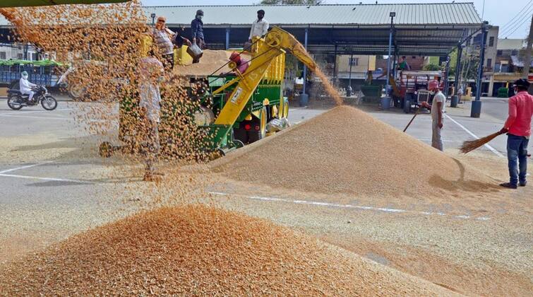 Due to shortage of bardana and non-stopping of procurement, the arhtia and farmers imposed a jam at gurdaspur ਬਾਰਦਾਨੇ ਦੀ ਕਮੀ ਤੇ ਖਰੀਦ ਰੁਕਣ ਤੋਂ ਤੰਗ ਆੜ੍ਹਤੀਆਂ ਤੇ ਕਿਸਾਨਾਂ ਨੇ ਲਾਇਆ ਜਾਮ