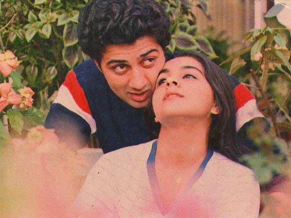 बॉलीवुड अभिनेत्री अमृता सिंह (Amrita Singh) ने अपने फिल्मी करियर के साथ-साथ अपनी पर्सनल लाइफ के चलते भी खूब सुर्खियां बटोरीं. उन्होंने फिल्म बेताब से 1983 में डेब्यू किया था. इस पहली ही फिल्म में काम करते हुए उनका नाम अपने को-स्टार सनी देओल के साथ जुड़ गया था.