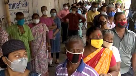 WB Election 2021: सातवें चरण के लिए वोटिंग, कोरोना संकट के बावजूद लोगों की लंबी लाइन