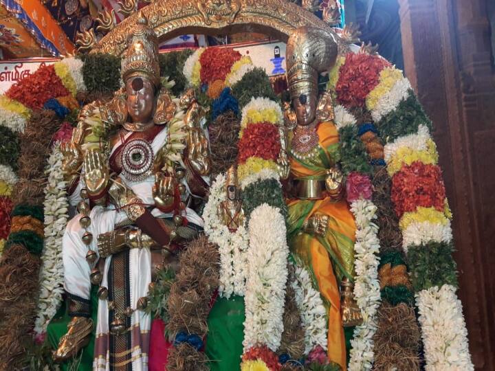 அலங்கார கோலத்தில் சுவாமி, அம்மன் இருவரும் பக்தர்களுக்கு அருள் பாலிக்கும் காட்சி