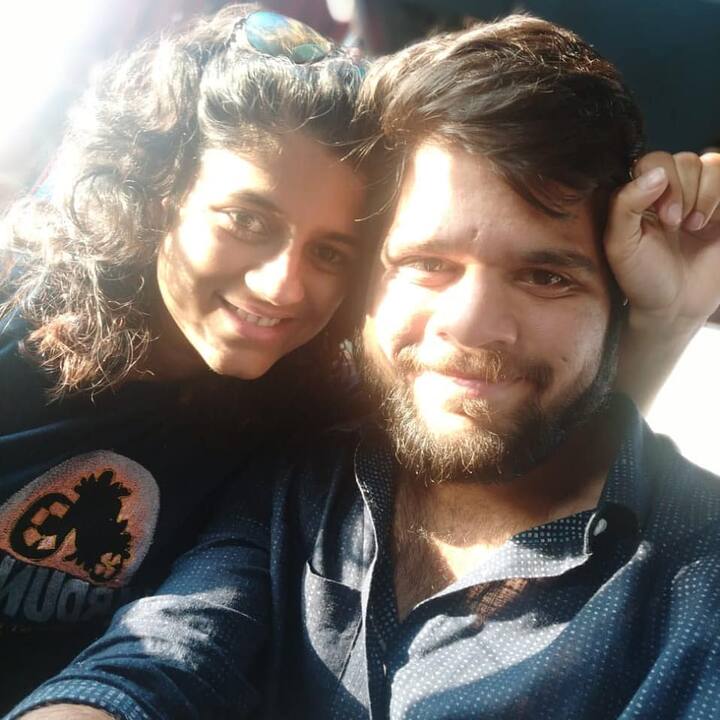 ऋचा आणि क्षितिज 'बन मस्का' या मालिकेतून एकत्रित काम करत होते. याच मालिकेच्या सेटवर या दोघांची खूप चांगली मैत्री झाली आणि त्या मैत्रिचे रुपांतर प्रेमात झालं.