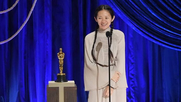 Woman of color wins best director for oscar for the first time in history Woman of color wins best director at Oscar | 'Nomadland' படத்துக்காக ஆஸ்கர் வென்றார் நிறத்தால் ஒடுக்கப்பட்ட பெண் இயக்குநர்..