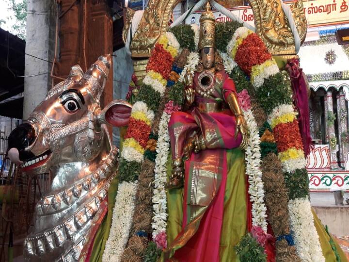 வெள்ளி ரிஷப வாகனத்தில் மீனாட்சி அம்மன் பக்தர்களுக்கு அருள்பாலிக்கிறார்