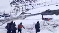 Uttarakhand: मलारी में ग्लेशियर के नीचे जिंदगियों की तलाश में सेना, अब तक 384 लोगों को बचाया गया