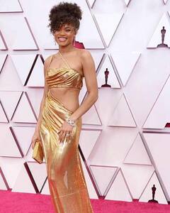 Oscars 2021 में Andra Day के लुक ने किया हैरान, हल्की सी पलटी तो Oops मूमेंट होते-होते बचा