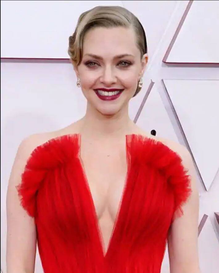 Amanda Seyfried ਸਟ੍ਰੈਪਲੈਸ ਰੈੱਡ ਗਾਊਨ 'ਚ ਇਕ ਰਾਜਕੁਮਾਰੀ ਦੀ ਤਰ੍ਹਾਂ ਦਿਖਾਈ ਦਿੱਤੀ। 