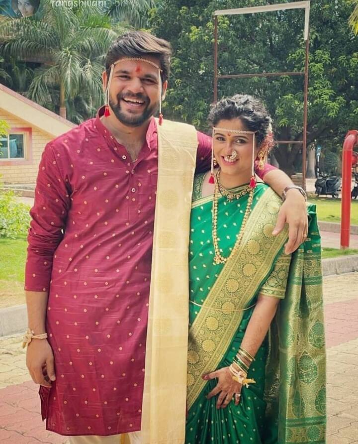 साखरपुडा सोहळ्यानंतर दोघांनी आपलं लग्नही उरकून घेतलं आहे.