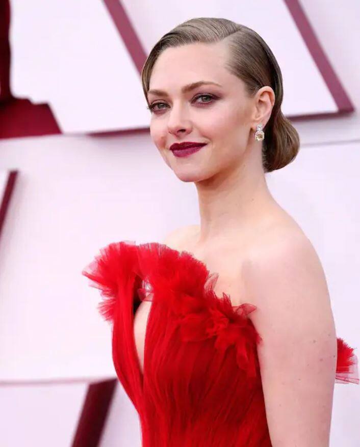 ਉਸ ਦੇ ਹੇਅਰ ਸਟਾਈਲ ਦੀ ਗੱਲ ਕਰੀਏ, Amanda Seyfried ਨੇ ਸਾਹਮਣੇ ਤੋਂ ਫਿੰਗਰ ਵੇਵ ਨਾਲ ਪਿੱਛਿਓਂ ਬਨ ਬਣਾਇਆ ਹੋਇਆ ਸੀ। 