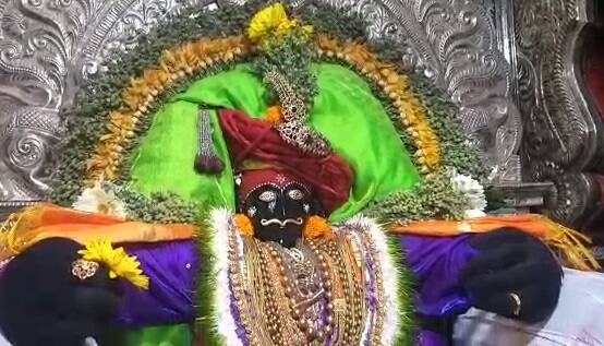 या खास दिवसाच्या निमित्तानं जोतिबांची राजेशाही थाटातील खास बैठी अशी अलंकारिक महापूजा बांधण्यात आली.