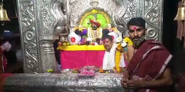 सकाळच्या शासकीय महाअभिषेकानंतर ही महापूजा बांधण्यात आली.