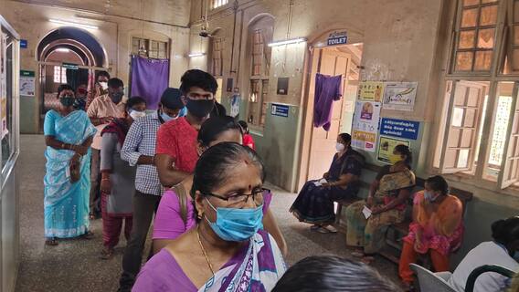 TN Queue for Vaccines | வதந்திகளை புறக்கணிப்போம்.. தடுப்பூசிக்காக மருத்துவமனையில் காத்திருக்கும் மக்கள்.. TN Queue for Vaccines | வதந்திகளை புறக்கணிப்போம்.. தடுப்பூசிக்காக மருத்துவமனையில் காத்திருக்கும் மக்கள்..