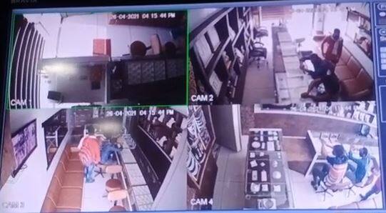 1 crore robbery at a shiv jewelers shop in Rajkot રાજકોટમાં હથિયારધારી શખ્સો જ્વેલર્સની દુકાનમાંથી અંદાજે 1 કરોડની લૂંટ કરી ફરાર