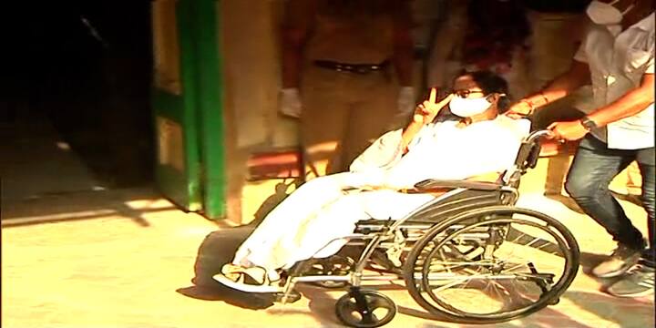 ভবানীপুরের মিত্র ইন্সটিটিউশনে ভোট দিলেন মুখ্যমন্ত্রী মমতা বন্দ্যোপাধ্যায়। হুইল চেয়ারে বসেই ভোট দিতে যান তিনি। বেরিয়ে এসে ভিক্ট্রিসাইন দেখান মমতা বন্দ্যোপাধ্যায়।