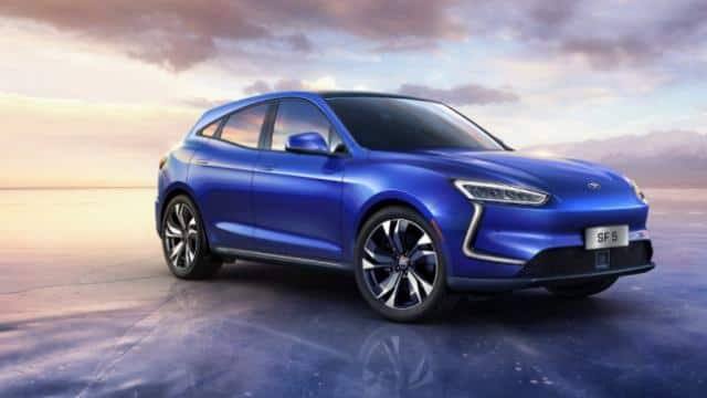 નવી દિલ્હીઃ દેશ અને દુનિયાની કેટલીય ઓટો કંપનીઓ ઇલેક્ટ્રિક કારો પર પોતાનુ ફૉકસ કરી રહી છે. આ બધાની વચ્ચે સ્માર્ટફોન બનાવનારી કંપની હ્યૂવાવેએ પણ પોતાની પહેલી ઇલેક્ટ્રિક કાર SF5 પરથી પડદો ઉઠાવી લીધો છે.