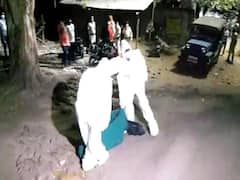 बिहार: कोरोना मरीज के शव को ले जाने के लिए नहीं मिला स्ट्रेचर, घसीटते हुए घाट तक ले गए कर्मी