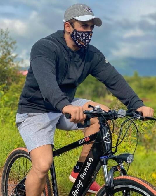 সামনেই মুক্তি পাবে সলমন খানের নতুন ছবি 'রাধে'। ইতিমধ্যেই মুক্তি পেয়েছে তার ট্রেলার। কোভিড পরিস্থিতির কথা মাথায় রেখে সিনেমাহল ও ওটিটিতে মুক্তি পাবে রাধে। মুক্তি পেয়েছে রাধে ছবির নতুন গান 'সিটি মার' ও।