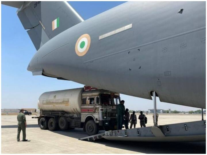 Indian Air Force took up the task of relief work flying from country to abroad to bring empty oxygen containers ann IAF का राहत अभियान जारी, देश से लेकर विदेश तक एयरक्राफ्ट्स खाली ऑक्सीजन कंटेनर लाने के लिए भर रहे हैं उड़ान