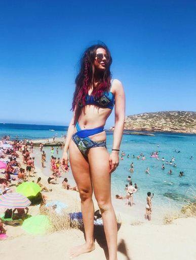 जिन लोगों ये नहीं पता कि आखिर कॉन्डम टेस्टर क्या होता है. उन्हें बता दें कि बड़ी कॉन्डम निर्माता कंपनियां 18 साल की अधिक उम्र के लोगों को पेरोल पर रखती है, जिनका काम इंटीमेसी के दौरान कॉन्डम की ड्यूरेबिलिटी चेक करना होता है.