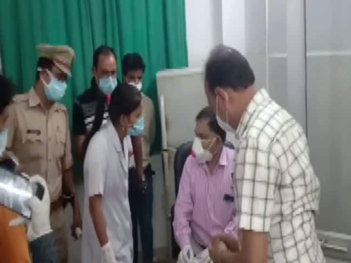 A doctor and a nurse entered into fight at Rampur District Hospital yesterday Rampur Hospital Brawl: அதிக பணிச்சுமை, மன அழுத்தம்... டாக்டரை அறைந்த நர்ஸ் - அதிர்ச்சி வீடியோ