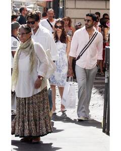 Bachchan's Vacation: विदेश में छुट्टियां मनाते बच्चन परिवार की तस्वीरें, स्कर्ट में दिखीं जया बच्चन तो मोनोकिनी में बहू ऐश्वर्या की फोटोज वायरल