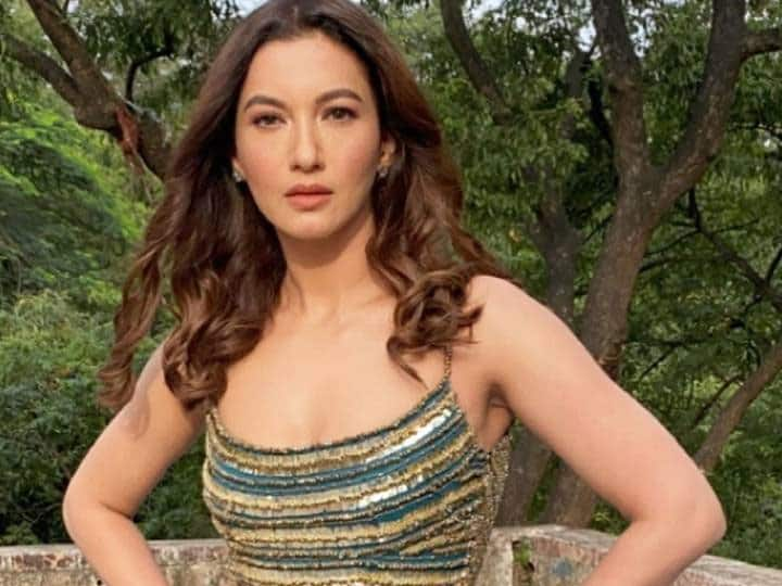 Gauhar Khan shared interesting video on instagram and asked this question to fans Gauhar Khan ने गाया Jaya Bachchan पर फिल्माया गाना 'बाहों में चले आओ', फैंस से पूछा ये सवाल