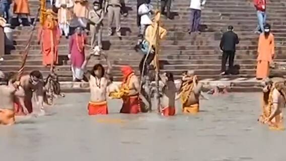 प्रतीकात्मक रूप से हो रहा महाकुंभ का आखिरी शाही स्नान, देखें हर की पौड़ी की तस्वीरें