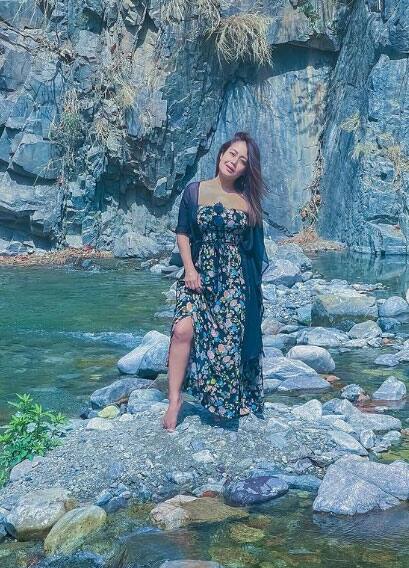 इन तस्वीरों में नेहा ने ऑफ शॉल्डर थाई स्लीट ड्रेस पहनी है और खुले बालों के साथ आंखों पर स्टाइलिश ग्लासेस से कहर ढा रही हैं. (फोटो - सोशल मीडिया)