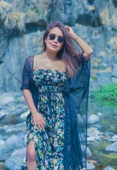 Neha Kakkar ने शेयर की ऋषिकेश की वादियों से अपनी खूबसूरत तस्वीरें, नदी के बीचों बीच स्टाइलिश अंदाज में आईं नजर