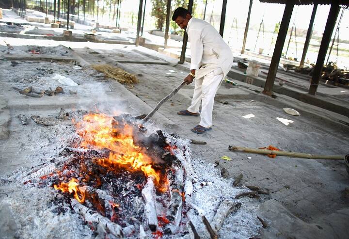 கொரோனா மரணங்கள்..எரியூட்டப்படும் உடல்கள்