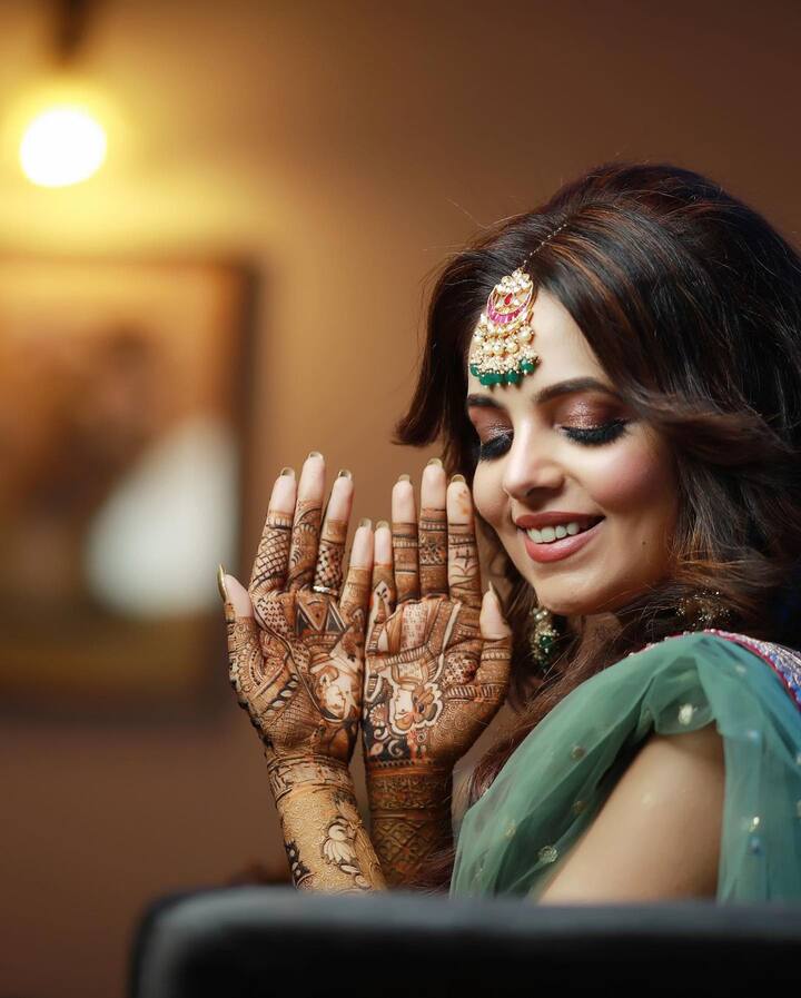 वहीं सगाई के साथ-साथ सुगंधा ने मेहंदी की फोटोज भी शेयर की है और अपनी खूबसूरत मेहंदी की झलक फैंस को दिखाई है. (फोटो - इंस्टाग्राम)
