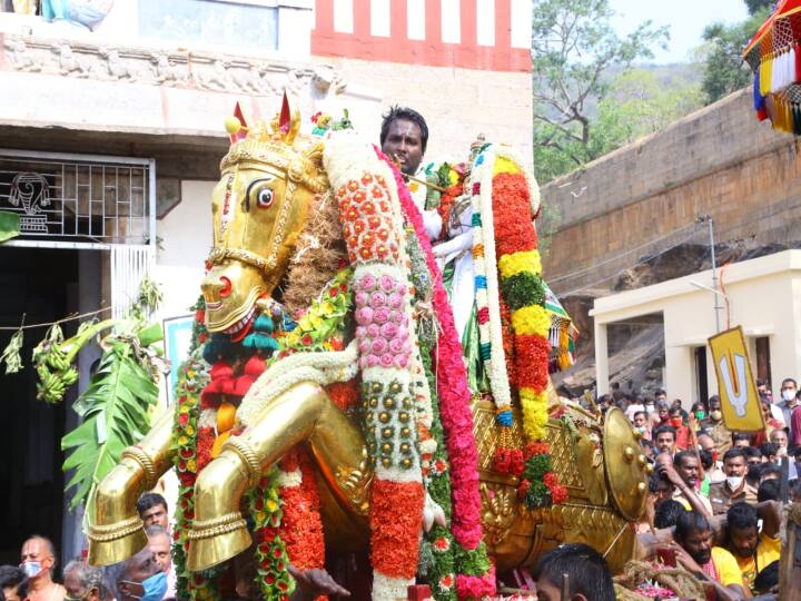 கள்ளழகருக்கு மட்டுமில்ல அவரை சுமந்து வரும் புரவியும் அலங்கார கோலத்தில் அசைந்தாடும்